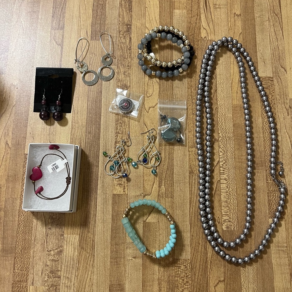 Costume jewelry lot. Used but in excellent condition. Make an offer!